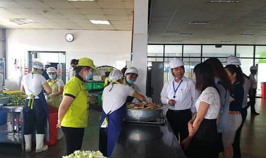 Đoàn công tác kiểm tra bếp ăn của Cty TNHH Alutec KCN Điềm Thuỵ - Thái Nguyên. Ảnh: Đ.T